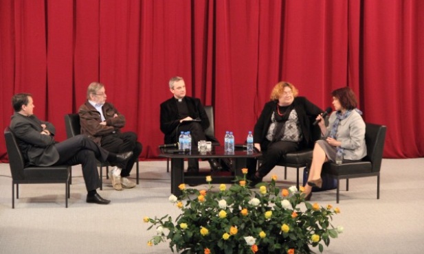 Panel dyskusyjny dotyczył sensu spotkania wiary i niewiary