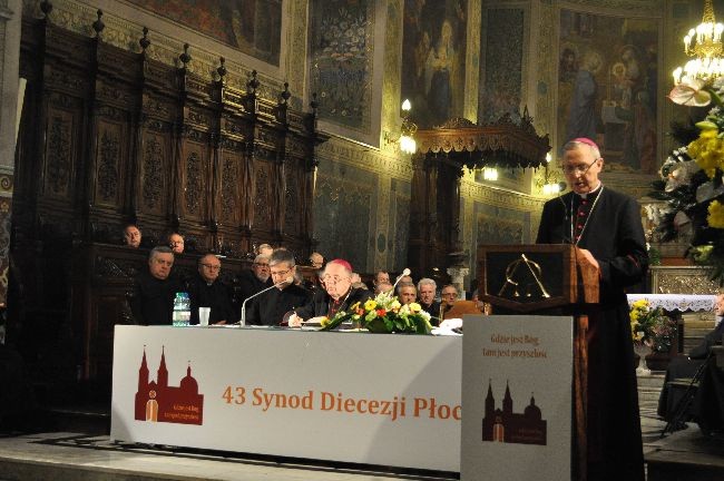 - Nasz synod wpisuje się w odbywający się właśnie Rok Wiary i w ogólnokościelny program nowej ewangelizacji - mówił w czasie sesji synodalnej w katedrze bp Piotr Libera