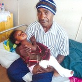  5-letnia Ania na rękach taty po operacji szpotawej nóżki 