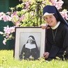 Siostra Miriam (z portretem założycielki) ze Zgromadzenia Najświętszej Duszy Chrystusa – „słonecznych sióstr”  