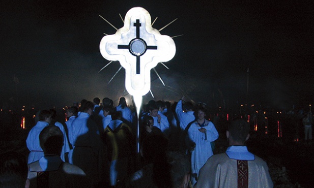 Siła, pociecha i wsparcie to owoce eucharystycznej adoracji
