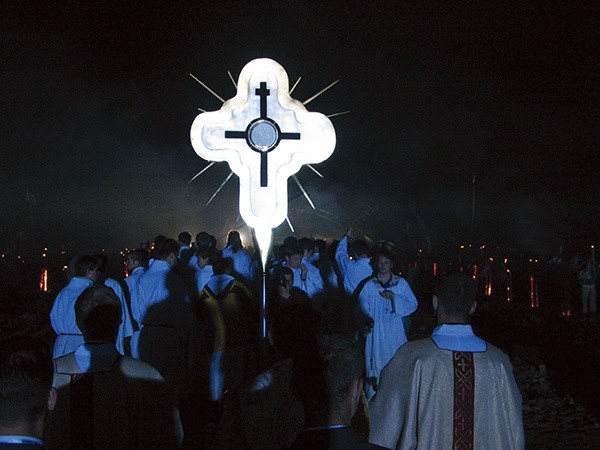 Siła, pociecha i wsparcie to owoce eucharystycznej adoracji