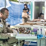 Medyk sądowy dr Szleszkowski w przenośnym laboratorium skrupulatnie opisuje  wszystkie szczątki  