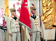 Poczet sztandarowy w parafii św. Floriana podczas uroczystości odpustowej: Norbert Niedbała (z lewej) i Stanisław Szafraniec