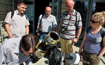 Astronom Marcin Cikała z Obserwatorium Astronomicznego im. Tadeusza Banachiewicza na Lubomirze obserwuje przez teleskop Słońce