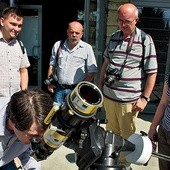 Astronom Marcin Cikała z Obserwatorium Astronomicznego im. Tadeusza Banachiewicza na Lubomirze obserwuje przez teleskop Słońce