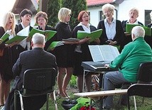  Podczas Mszy św. ks. Eugeniusz modlił się w intencji mieszkańców Gronit. – Żeby Pan Bóg wam błogosławił, oddalił wszystkie choroby, żeby nie było wypadków i żeby były wspaniałe zbiory, na polach i w lesie – mówił 