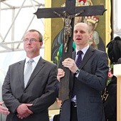 Krzyż wyniesiony z płonącego kościoła w Orzeszu-Jaśkowicach został ofiarowany w procesji z darami
