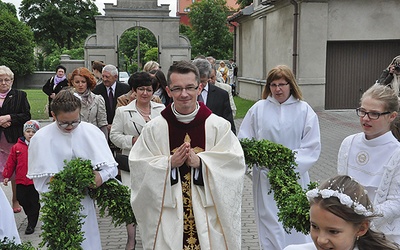 Tradycją jest, że neoprezbiter do kościoła wchodzi otoczony zielonym mirtowym wieńcem