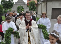 Tradycją jest, że neoprezbiter do kościoła wchodzi otoczony zielonym mirtowym wieńcem