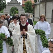 Tradycją jest, że neoprezbiter do kościoła wchodzi otoczony zielonym mirtowym wieńcem