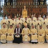  Po liturgii 14 nowych księży stanęło do wspólnej fotografii razem z biskupami i zarządem Wyższego Seminarium Duchownego