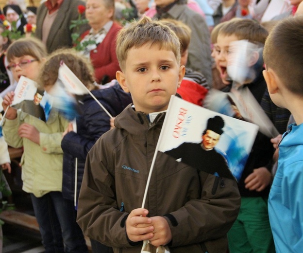 Najmłodsi też przyszli powitać relikwie swego patrona