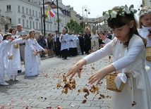 W centralnej procesji Bożego Ciała w Warszawie co roku bierze udział kilka tysięcy wiernych