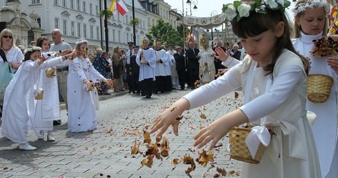 W centralnej procesji Bożego Ciała w Warszawie co roku bierze udział kilka tysięcy wiernych