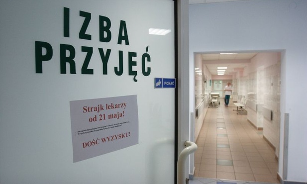 Pacjent po przeszczepie twarzy opuścił OIOM