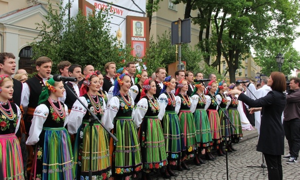 Przy czwartym ołtarzu pieśń eucharystyczną zaśpiewał Zespół Pieśni i Tańca "Mazowsze"