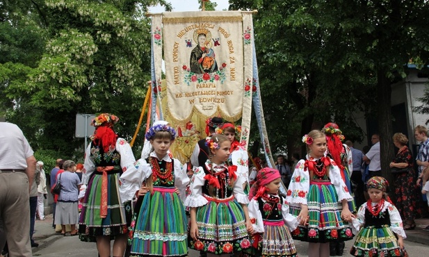 Na procesję Bożego Ciała wielu Księżaków przybyło w strojach łowickich