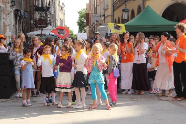 W spotkaniu uczestnicyły też dzieci i młodzież z Eucharystycznego Ruchu Młodych