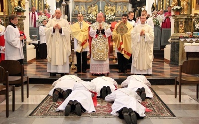 W czasie Litanii do Wszystkich Świętych kandyci do święceń padają na twarz na znak pokory i uniżenia
