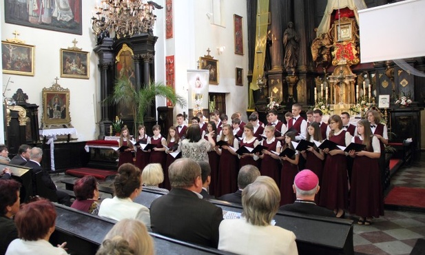 Pieśni religijne i patriotyczne zaśpiewał Chór Państwowej Szkoły Muzycznej I stopnia im. F. Chopina w Sochaczewie