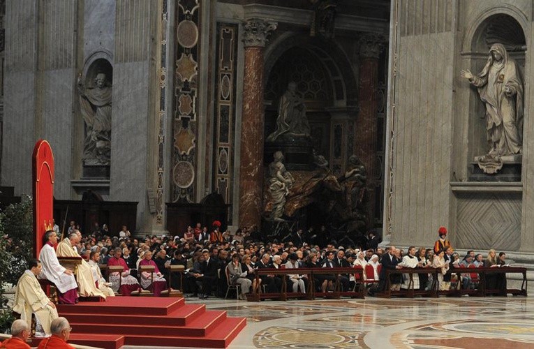 Papież przewodniczył Adoracji Eucharystycznej 