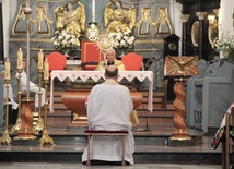 Adoracji w bazylice katedralnej w Łowiczu przewodniczył bp Andrzej F. Dziuba