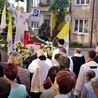 Modlitwa przed relikwiami bł. Jana Pawła II na płońskim rynku