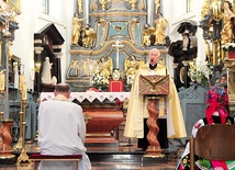  Nabożeństwu w bazylice katedralnej w Łowiczu  przewodniczył bp Andrzej F. Dziuba
