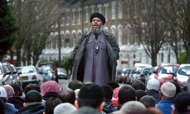 Muzułmański radykalny imam Abu Hamza wygłasza kazanie  na skrzyżowaniu ulic  przed meczetem  przy Finsbury Park w Londynie