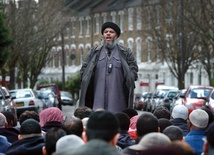 Muzułmański radykalny imam Abu Hamza wygłasza kazanie  na skrzyżowaniu ulic  przed meczetem  przy Finsbury Park w Londynie