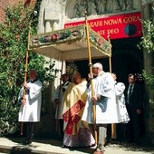 O wezwaniu parafii przypomina płaskorzeźba nad  wejściem do kościoła  