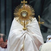  2.06.2013. Papież Franciszek z Najświętszym Sakramentem podczas Ogólnoświatowej Adoracji Eucharystycznej w bazylice św. Piotra. W tym samym czasie katolicy na całym świecie jednoczyli się w modlitwie przed Jezusem obecnym w Eucharystii. 