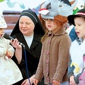 Siostra Bernadeta podczas występów artystycznych dzieci z okazji przedszkolnego Święta Rodziny