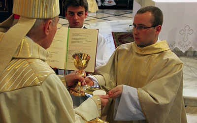 Abp Henryk Hoser symbolicznie przekazał na ręce nowych kapłanów wino w kielichu i chleb przygotowany do Mszy św.