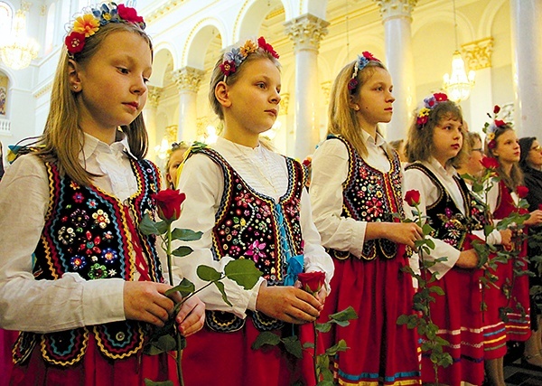  Relikwie witały też dzieci z salezjańskich szkół