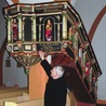  Ks. Henryk Romanik pokazuje, że płaskorzeźba św. Łukasza powinna wrócić na ambonę w osieckiej świątyni
