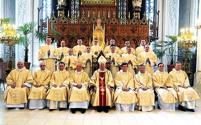  Po liturgii święceń diakoni stanęli do pamiątkowej fotografii z bp. Adamem Odzimkiem oraz członkami zarządu Wyższego Seminarium Duchownego