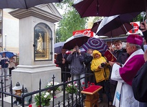  W obecności wielu wiernych bp Henryk Tomasik poświęcił odrestaurowaną kapliczkę