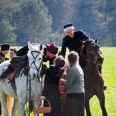  Kobiety żegnają wyruszających do boju powstańców 