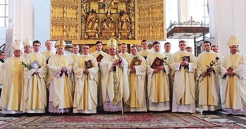  Nowo wyświęceni kapłani  wraz z pasterzem archidiecezji