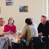  Od lewej: były stoczniowiec  Henryk Danskoi, Iwona Zając,  byli stoczniowcy Czesław Szultk i Janusz Ośka