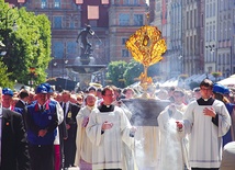 Długi Targ wypełnił się wiernymi idącymi w procesji. W tle fontanna Neptuna, jeden z symboli Gdańska