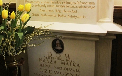 Sarkofag matki Małgorzaty znajduje się w przedsionku klasztornego kościoła w Oświęcimiu