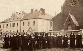 Matka Malgorzata z siostrami przed klasztorem w Oświęcimiu