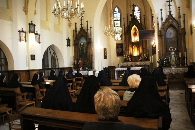 Adoracja Najświętszego Sakramentu w kościele sióstr serafitek w Oswięcimiu, 5 czerwca 2013 r.