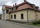 Dom i przedszkole w Hałcnowie
