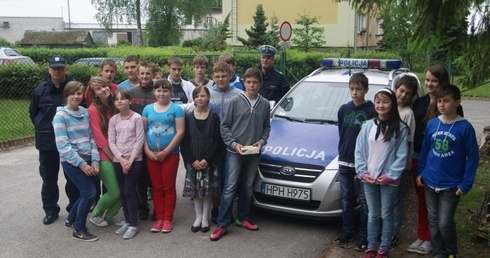 Uczniowie z podstawówki w Lutkówce pomagali policjantom w pouczaniu niesfornych kierowców