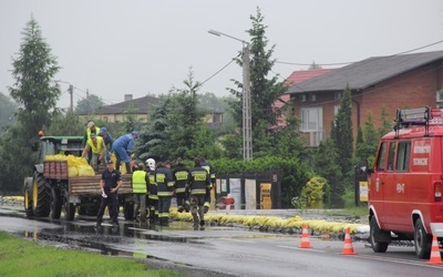 Dzięki workom z piaskiem dojazd do autostrady pod Piątkiem jest jeszcze przejezdny