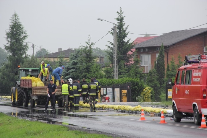 Dzięki workom z piaskiem dojazd do autostrady pod Piątkiem jest jeszcze przejezdny